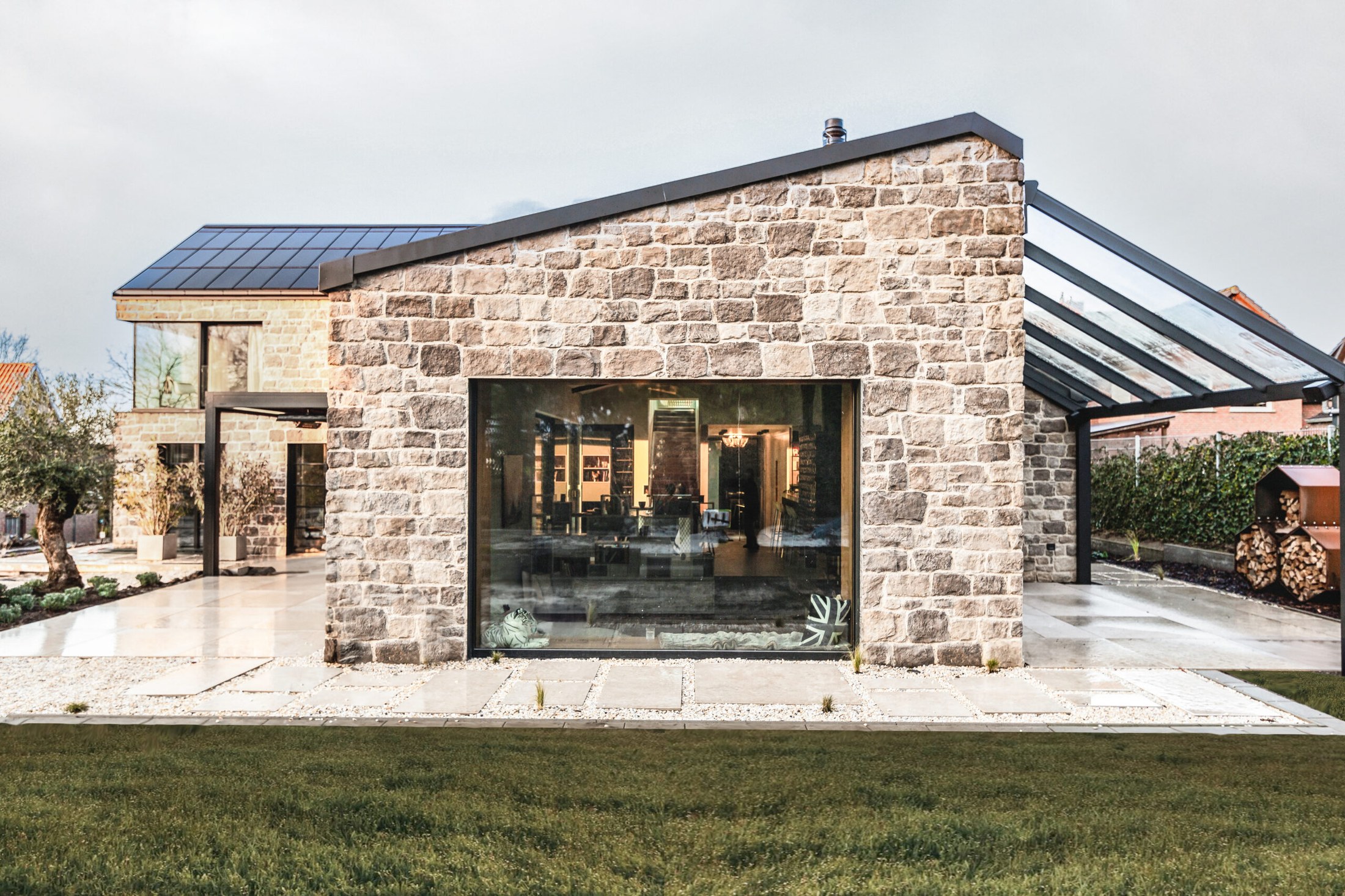 Haus H: Südansicht mit Fassade in Natursteinoptik