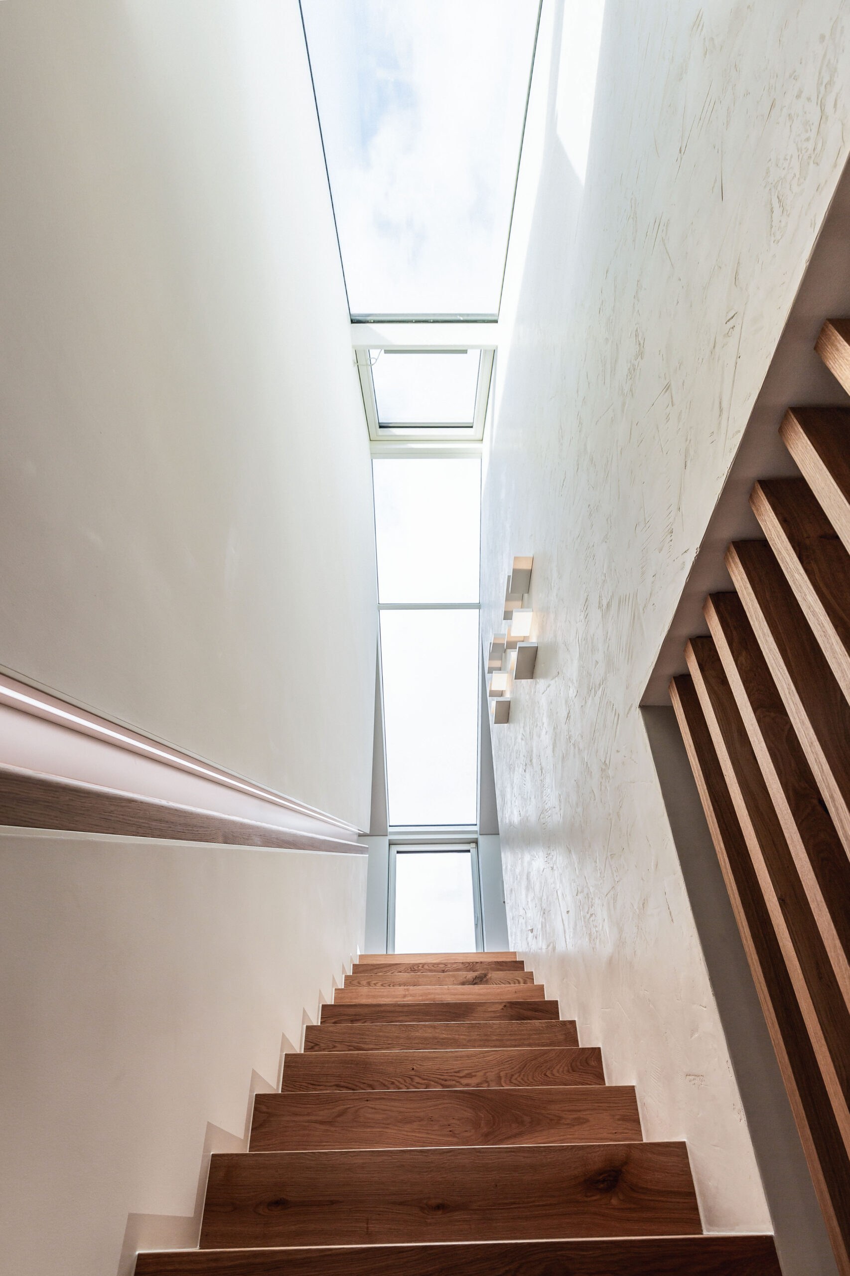 Haus H: Treppe mit schmalem Lichtband über die gesamte Höhe