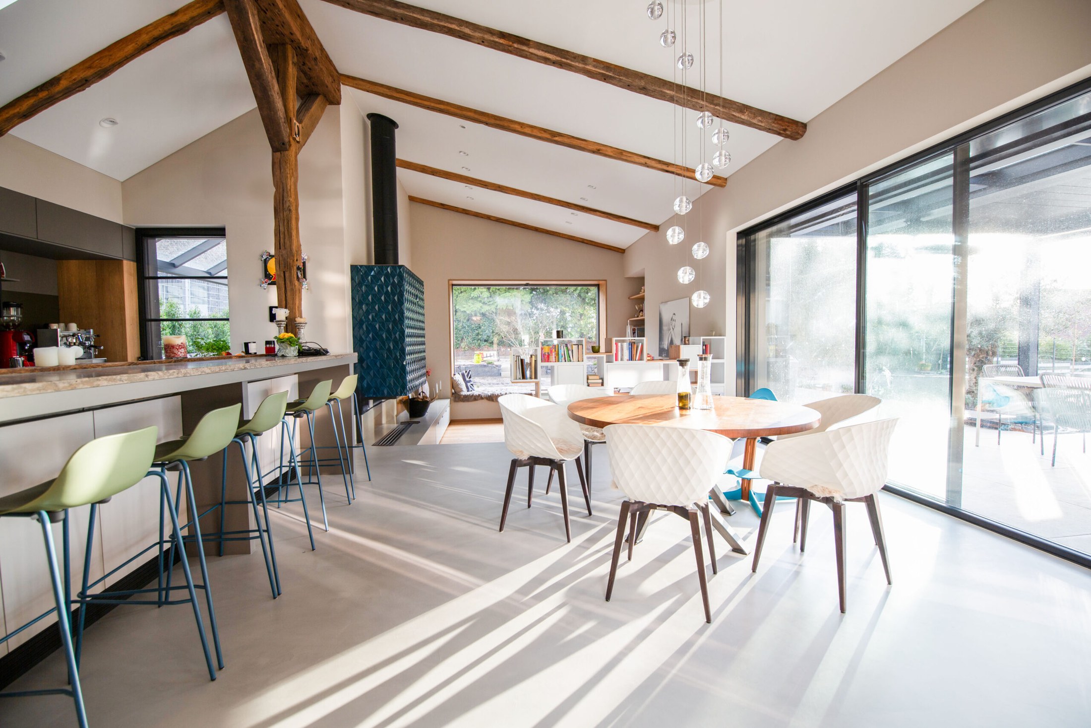 Haus H: Wohn-, Koch- und Essbereich mit sichtbaren Eichenbalken